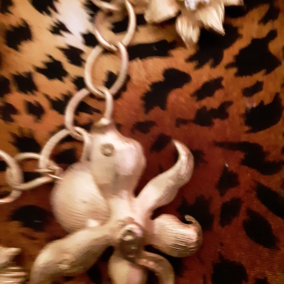 Gold embellished necklace - Picture 2 of 2